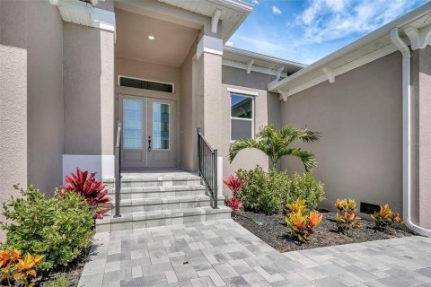 House in Port Charlotte, Florida 4 bedrooms, 209.31 sq.m. № 1843051 - photo 3