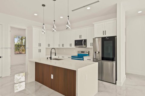 House in Lehigh Acres, Florida 3 bedrooms, 145.67 sq.m. № 2056980 - photo 6