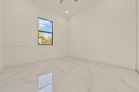 House in Lehigh Acres, Florida 3 bedrooms, 145.67 sq.m. № 2056980 - photo 25