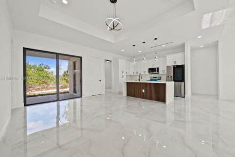 House in Lehigh Acres, Florida 3 bedrooms, 145.67 sq.m. № 2056980 - photo 2