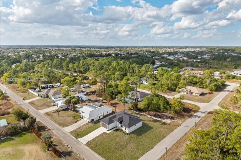 House in Lehigh Acres, Florida 3 bedrooms, 145.67 sq.m. № 2056980 - photo 3