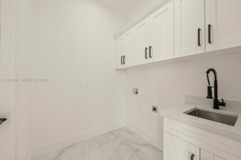 House in Lehigh Acres, Florida 3 bedrooms, 145.67 sq.m. № 2056980 - photo 17