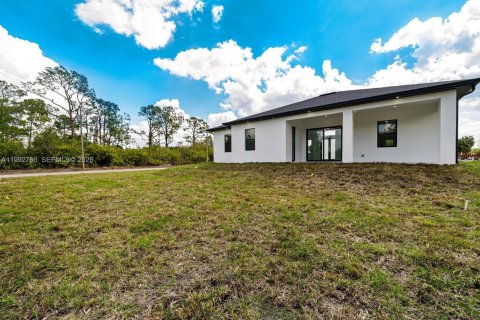 House in Lehigh Acres, Florida 3 bedrooms, 145.67 sq.m. № 2056980 - photo 30