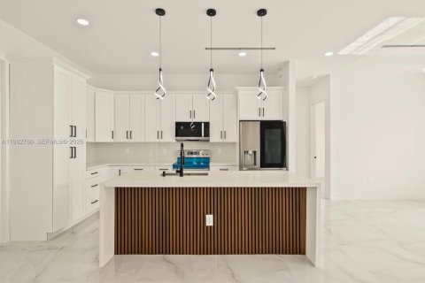 House in Lehigh Acres, Florida 3 bedrooms, 145.67 sq.m. № 2056980 - photo 15