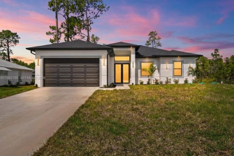 House in Lehigh Acres, Florida 3 bedrooms, 145.67 sq.m. № 2056980 - photo 4