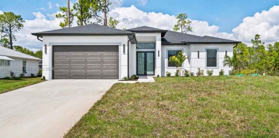 House in Lehigh Acres, Florida 3 bedrooms, 145.67 sq.m. № 2056980