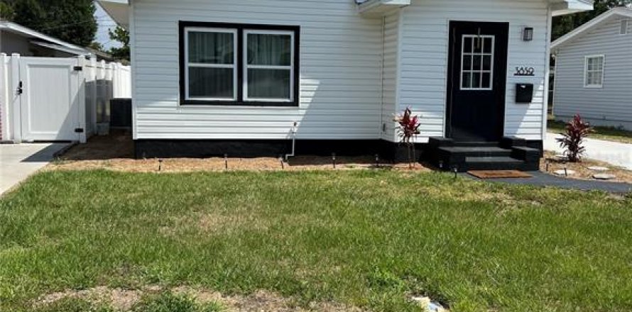 House in Saint Petersburg, Florida 2 bedrooms, 70.88 sq.m. № 1870537