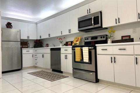 Townhouse in Weston, Florida 3 bedrooms, 153.29 sq.m. № 2057103 - photo 7
