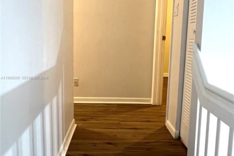 Townhouse in Weston, Florida 3 bedrooms, 153.29 sq.m. № 2057103 - photo 16