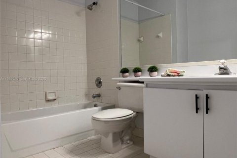 Townhouse in Weston, Florida 3 bedrooms, 153.29 sq.m. № 2057103 - photo 25