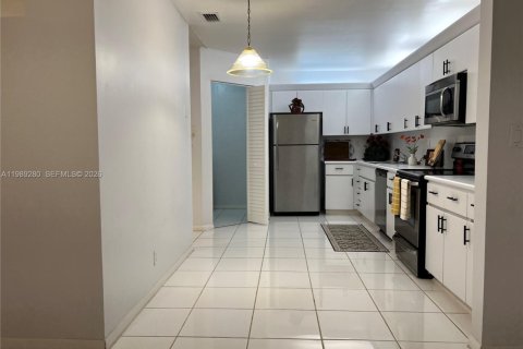 Townhouse in Weston, Florida 3 bedrooms, 153.29 sq.m. № 2057103 - photo 11