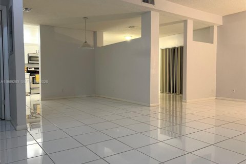 Townhouse in Weston, Florida 3 bedrooms, 153.29 sq.m. № 2057103 - photo 4