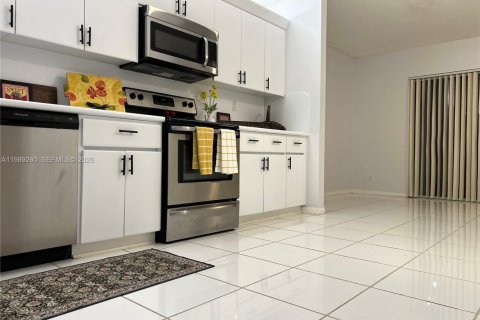 Townhouse in Weston, Florida 3 bedrooms, 153.29 sq.m. № 2057103 - photo 8