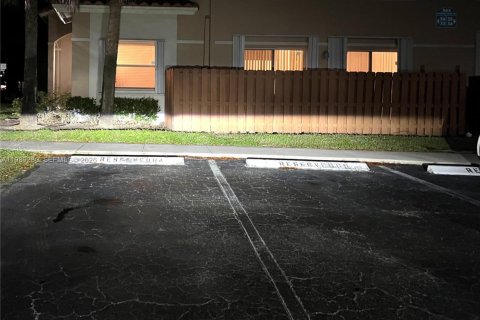 Townhouse in Weston, Florida 3 bedrooms, 153.29 sq.m. № 2057103 - photo 28