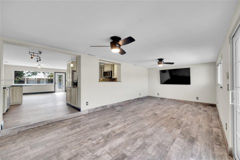 Casa en venta en Pompano Beach, Florida, 3 dormitorios, 173.63 m2 № 1921601 - foto 13