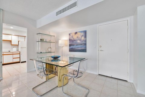 Condo in Palm Beach, Florida, 2 bedrooms  № 2187983 - photo 13