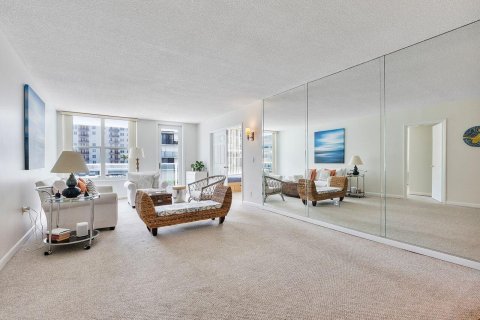 Condo in Palm Beach, Florida, 2 bedrooms  № 2187983 - photo 15