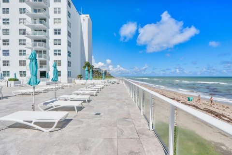 Condo in Palm Beach, Florida, 2 bedrooms  № 2187983 - photo 28