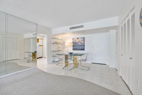 Condo in Palm Beach, Florida, 2 bedrooms  № 2187983 - photo 19