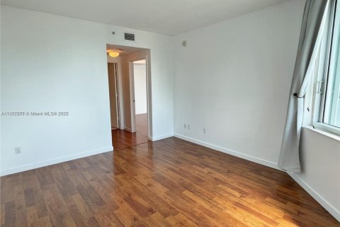 Condo in Miami, Florida, 2 bedrooms  № 1944236 - photo 16