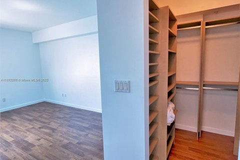 Condo in Miami, Florida, 2 bedrooms  № 1944236 - photo 12