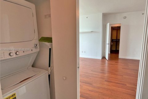 Condo in Miami, Florida, 2 bedrooms  № 1944236 - photo 19