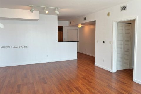 Condo in Miami, Florida, 2 bedrooms  № 1944236 - photo 11