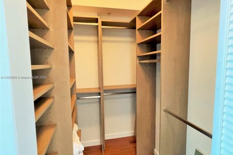 Condo in Miami, Florida, 2 bedrooms  № 1944236 - photo 17