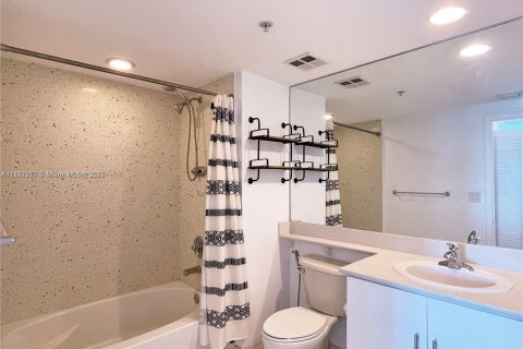 Condo in Miami, Florida, 2 bedrooms  № 1944236 - photo 18