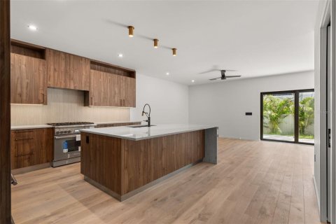 House in Sarasota, Florida 5 bedrooms, 290.6 sq.m. № 2151377 - photo 12