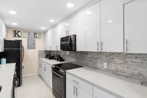Condo in North Miami Beach, Florida, 1 bedroom  № 1811788 - photo 2