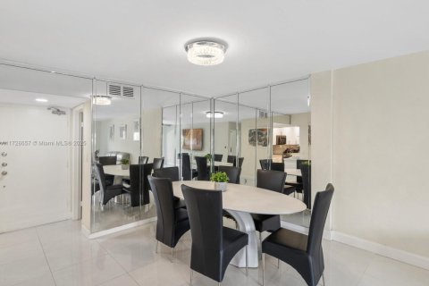 Condo in North Miami Beach, Florida, 1 bedroom  № 1811788 - photo 4