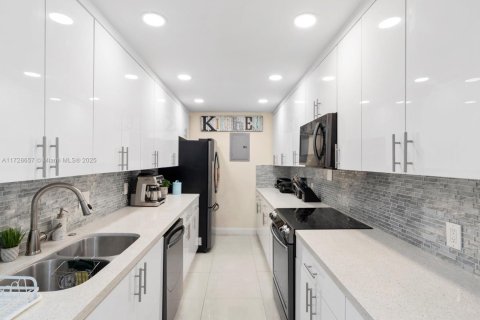 Condo in North Miami Beach, Florida, 1 bedroom  № 1811788 - photo 1