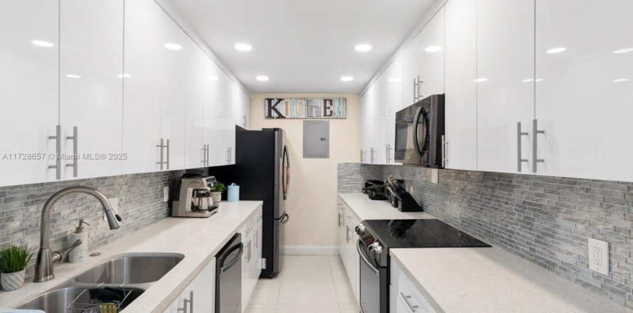 Condo in North Miami Beach, Florida, 1 bedroom  № 1811788