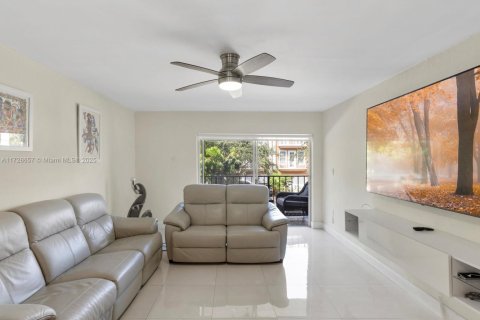 Condo in North Miami Beach, Florida, 1 bedroom  № 1811788 - photo 3