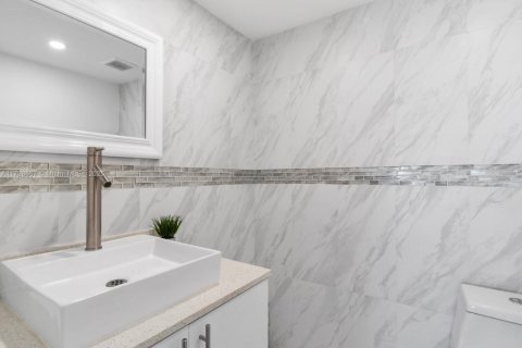 Condo in North Miami Beach, Florida, 1 bedroom  № 1811788 - photo 13