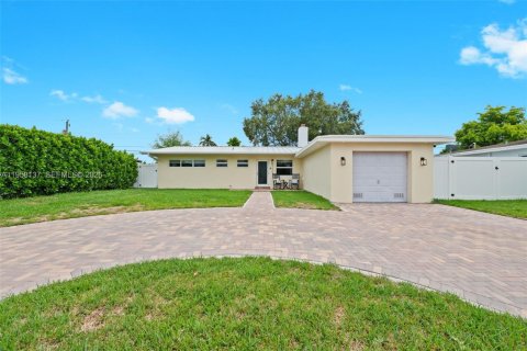 House in Cutler Bay, Florida 4 bedrooms, 124.86 sq.m. № 2020660