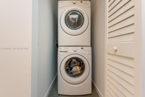 Condo in Miami, Florida  № 2026820 - photo 13