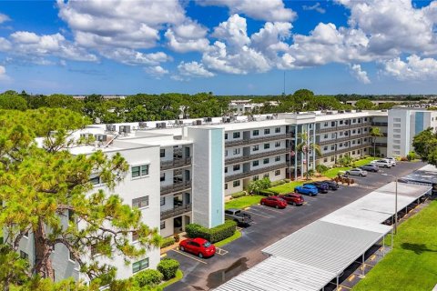 Condo in Saint Petersburg, Florida, 1 bedroom  № 1800262 - photo 9
