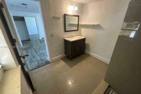 Снять в аренду виллу или дом в Майами, Флорида 2 спальни, 166.48м2, № 1992351 - фото 12