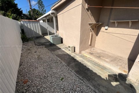 Снять в аренду виллу или дом в Майами, Флорида 2 спальни, 166.48м2, № 1992351 - фото 17