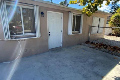 Снять в аренду виллу или дом в Майами, Флорида 2 спальни, 166.48м2, № 1992351 - фото 1