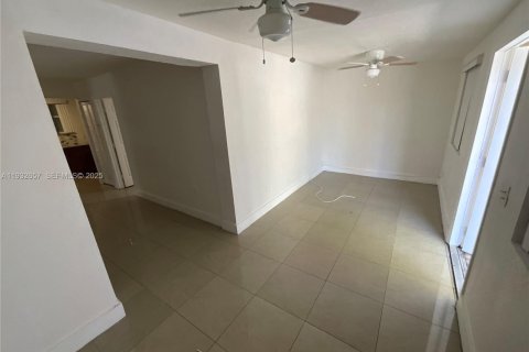 Снять в аренду виллу или дом в Майами, Флорида 2 спальни, 166.48м2, № 1992351 - фото 3