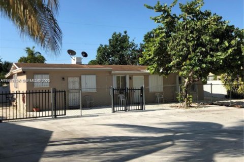 Снять в аренду виллу или дом в Майами, Флорида 2 спальни, 166.48м2, № 1992351 - фото 2