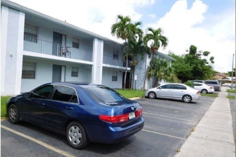 Снять в аренду виллу или дом в Лодерхилл, Флорида 2 спальни, 3625.7м2, № 1073746 - фото 1