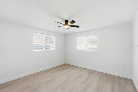 House in Saint Petersburg, Florida 4 bedrooms, 120.22 sq.m. № 2119764 - photo 22