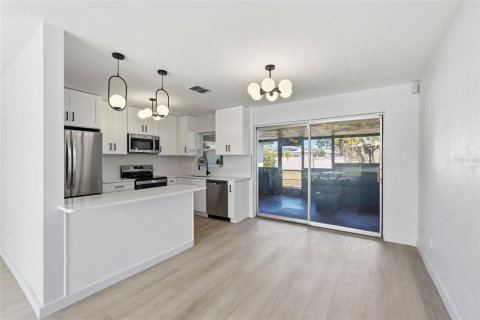 House in Saint Petersburg, Florida 4 bedrooms, 120.22 sq.m. № 2119764 - photo 5