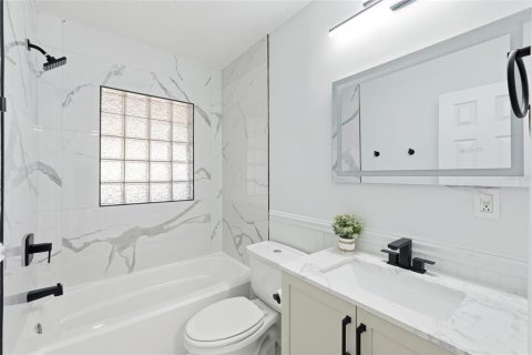 House in Saint Petersburg, Florida 4 bedrooms, 120.22 sq.m. № 2119764 - photo 17