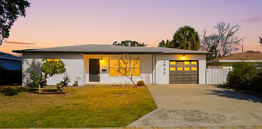 House in Saint Petersburg, Florida 4 bedrooms, 120.22 sq.m. № 2119764