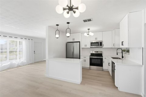House in Saint Petersburg, Florida 4 bedrooms, 120.22 sq.m. № 2119764 - photo 3